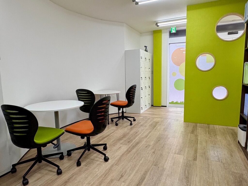 就労移行支援事業所リンクス新越谷の丸テーブル席