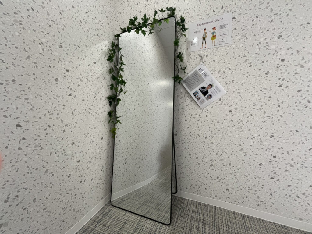 【お知らせ】訓練室に鏡を設置しました！