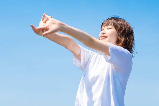 青空下の女性
