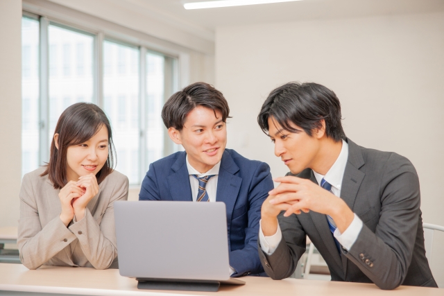 話し合うビジネスマン