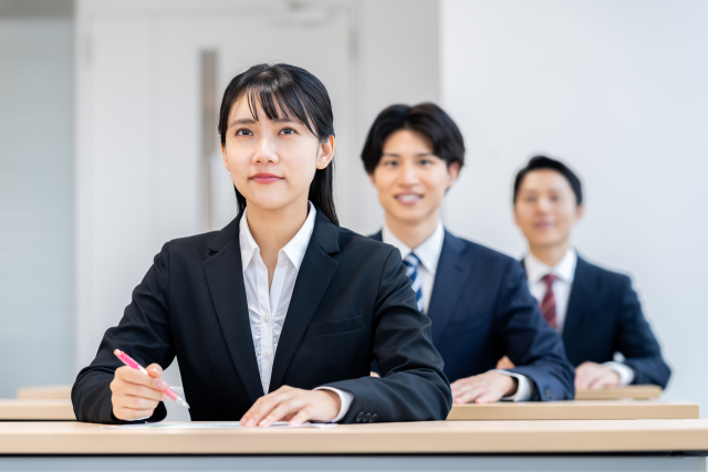 研修を受ける社会人
