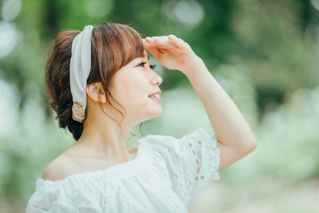 暑さを感じているイメージ写真